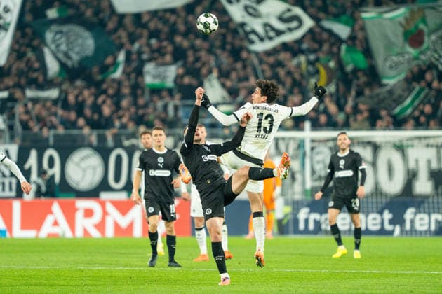 Header duel between Giovanni Alejandro Reyna Borussia Moenchengladbach, 13 and Sands James FC St Pauli, 6 VfL Borussia Moenchengladbach vs FC St Pauli, Football, DFB Pokal, Round of 16, Season 2025 2026, 02 12 2025 DFB REGULATES PROHIBIT ANY USE OF PHOTOGRAPHS AS IMAGE SEQUENCES AND OR QUASI VIDEO VfL Borussia Moenchengladbach vs FC St Pauli, Football, DFB Pokal, Round of 16, Season 2025 2026, 02 12 2025 Moenchengladbach Copyright: xEibner-Pressefoto J.xDerondeaux EP_JDU