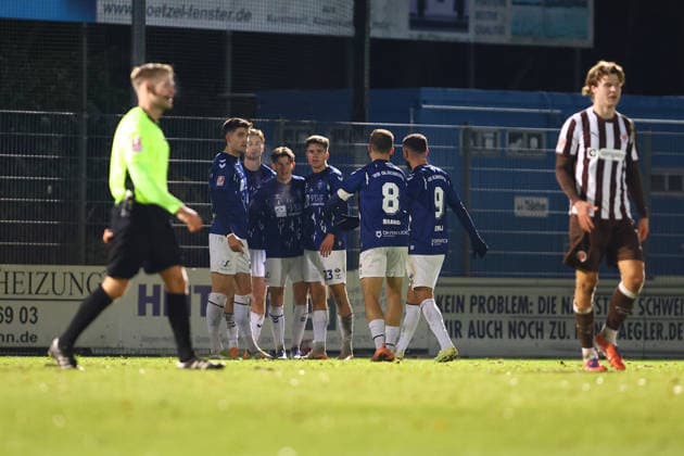7 Vjekoslav Taritas VfB Oldenburg celebrates his goal with his teammates to make it 0 1 Football I Mens I Regionalliga Nord I Season 2025 2026 I 21 Matchday I FC St Pauli U23 VfB Oldenburg I 02 12 2025 I Edmund Plambeck Stadion