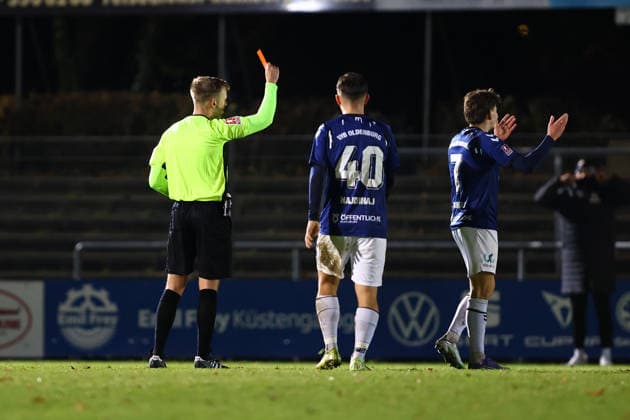 7 Vjekoslav Taritas VfB Oldenburg sees yellow red Football I Men I Regionalliga Nord I Season 2025 2026 I 21 Matchday I FC St Pauli U23 VfB Oldenburg I 02 12 2025 I Edmund Plambeck Stadion