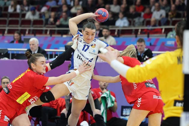 GER, Dortmund, 27th Wommens World Championship 2025, Main Round Main Round, Group II 1 Round Iceland Iceland ISL vs Montenegro MNE 02 12 2025, Westfalenhalle, Dortmund, GER, Dortmund, 27th Wommens World Championship 2025, Main Round Main Round, Group II 1 Round Iceland Iceland ISL vs Montenegro MNE , in the picture Elin Klara THORKELSDOTTIR ISL 17 , in a duel against Anastasija MARSENIÄÜ MNE 2 , Marija MARSENIÄÜ Goalkeeper MNE 18 , Ivana GODEÄa MNE 11 , nordphotoxGmbHx xMeuter nph00351