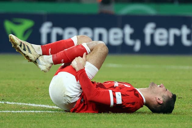 02 12 2025, xrekx, Fußball DFB Pokal 1 8 Finale, Hertha BSC Berlin 1 FC Kaiserslautern v l Ivan Prtajin 1 FC Kaiserslautern verletzt, Verletzung, Schmerz, Schmerzen, injured, injury, pain, pains Auswechslung DFL DFB REGULATIONS PROHIBIT ANY USE OF PHOTOGRAPHS as IMAGE SEQUENCES and or QUASI VIDEO Berlin