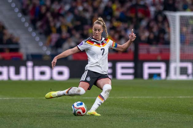 December 2, 2025, Madrid, Madrid, Spain: GIULIA GWINN of German Selection pases the ball during the second leg of the 2025 UEFA Women s Nations League final between the Spanish national team, Nationalteam and the German national team, held at the Riad Air Metropolitano on December 2, 2025, in Madrid, Spain. Madrid Spain - ZUMAc312 20251202_zsp_c312_035 Copyright: xOscarxManuelxSanchezx