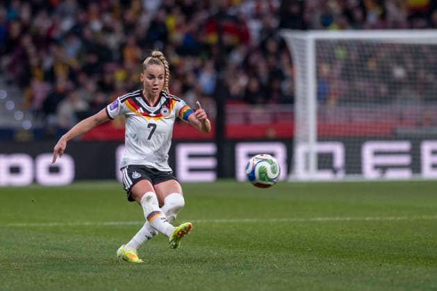 December 2, 2025, Madrid, Madrid, Spain: GIULIA GWINN of German Selection pases the ball during the second leg of the 2025 UEFA Women s Nations League final between the Spanish national team, Nationalteam and the German national team, held at the Riad Air Metropolitano on December 2, 2025, in Madrid, Spain. Madrid Spain - ZUMAc312 20251202_zsp_c312_036 Copyright: xOscarxManuelxSanchezx