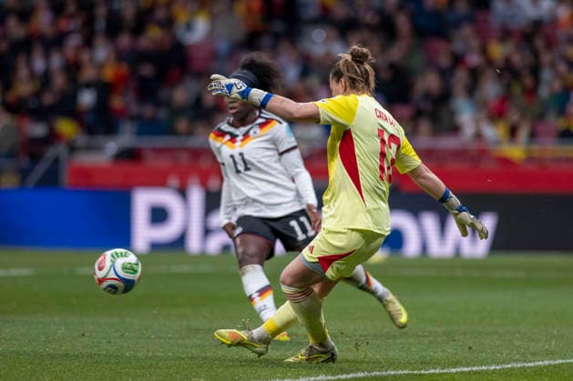 December 2, 2025, Madrid, Madrid, Spain: CATA COLL LLUCH of Spanish Nationalkicks the ball during the second leg of the 2025 UEFA Women s Nations League final between the Spanish national team, Nationalteam and the German national team, held at the Riad Air Metropolitano on December 2, 2025, in Madrid, Spain. Madrid Spain - ZUMAc312 20251202_zsp_c312_037 Copyright: xOscarxManuelxSanchezx