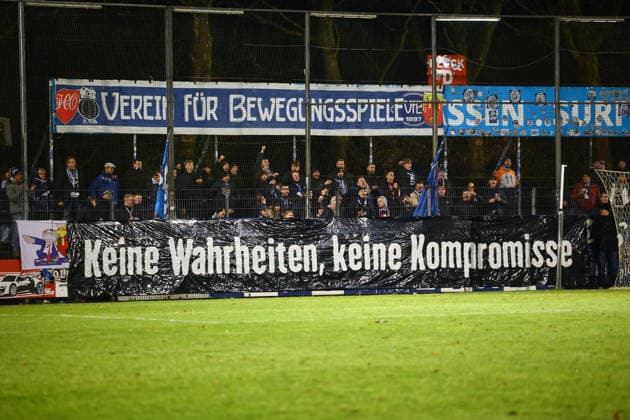 Soccer I Men I Season 2025 2026 I Regionalliga Nord I Matchday 13 I FC St Pauli II VFB Oldenburg I 02 12 2025 VFB Oldenburg Fan Banner No truth, no compromise Norderstedt Edmund Plambeck Stadion Schleswig Holstein Germany Copyright: xLobeca RalfxHomburgx