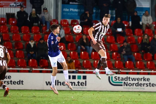 Soccer I Men I Season 2025 2026 I Regionalliga Nord I 13 Matchday I FC St Pauli II VFB Oldenburg I 02 12 2025 Willem Hendrik Hoffrogge 23, VFB Oldenburg Adem Podrimaj 32, FC St Pauli II Norderstedt Edmund Plambeck Stadion Schleswig Holstein Germany Copyright: xLobeca RalfxHomburgx