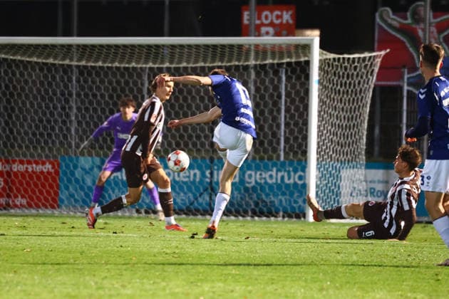 Soccer I Men I Season 2025 2026 I Regionalliga Nord I 13 Matchday I FC St Pauli II VFB Oldenburg I 02 12 2025 Linus Schäfer 13, VFB Oldenburg at the shot Norderstedt Edmund Plambeck Stadium Schleswig Holstein Germany Copyright: xLobeca RalfxHomburgx