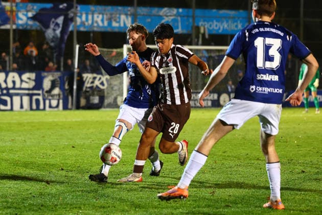 Soccer I Men I Season 2025 2026 I Regionalliga Nord I 13 Matchday I FC St Pauli II VFB Oldenburg I 02 12 2025 Marc Schröder 20, VFB Oldenburg Nick Schmidt 28, FC St Pauli II Norderstedt Edmund Plambeck Stadion Schleswig Holstein Germany Copyright: xLobeca RalfxHomburgx