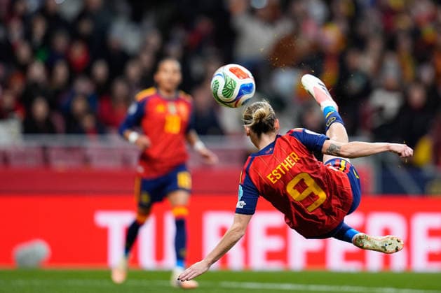 December 2, 2025, Madrid, Madrid, Spain: Esther Gonzalez of Spain shoots during the UEFA Women s Nations League 2025 final second leg match between Spain and Germany at Riyadh Air Metropolitano stadium on December 02, 2025 in Madrid, Spain. Madrid Spain - ZUMAa181 20251202_zaa_a181_075 Copyright: xDennisxAgyemanx