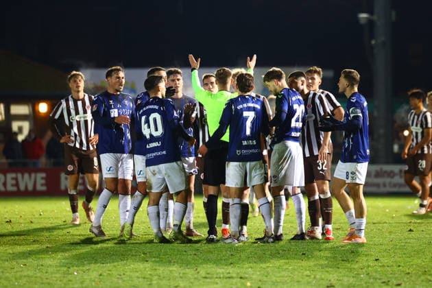 Soccer I Men I Season 2025 2026 I Regionalliga Nord I Matchday 13 I FC St Pauli II VFB Oldenburg I 02 12 2025 Row around the referee Norderstedt Edmund Plambeck Stadium Schleswig Holstein Germany Copyright: xLobeca RalfxHomburgx