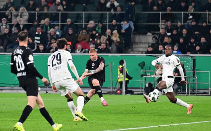02 12 2025 Moenchengladbach Fußball, Herren, Saison 2025 2026, DFB Pokal, Achtelfinale Borussia Moenchengladbach vs FC St Pauli Tor zum 1 2 Louis Oppie St Pauli, 2 v re zieht ab und trifft zum 1 2 Charles Herrmann Gladbach, re kommt zu spaet DFL regulations prohibit any use of photographs as image sequences and or quasi video Borussia Park NRW Deutschland