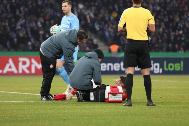 02 12 2025, xrekx, Fußball DFB Pokal 1 8 Finale, Hertha BSC Berlin 1 FC Kaiserslautern v l Ivan Prtajin 1 FC Kaiserslautern verletzt, Verletzung, Schmerz, Schmerzen, injured, injury, pain, pains Auswechslung DFL DFB REGULATIONS PROHIBIT ANY USE OF PHOTOGRAPHS as IMAGE SEQUENCES and or QUASI VIDEO Berlin