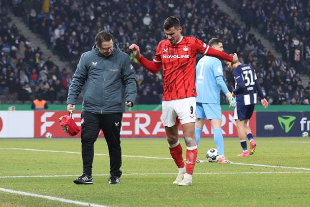 02 12 2025, xrekx, Fußball DFB Pokal 1 8 Finale, Hertha BSC Berlin 1 FC Kaiserslautern v l Ivan Prtajin 1 FC Kaiserslautern verletzt, Verletzung, Schmerz, Schmerzen, injured, injury, pain, pains Auswechslung DFL DFB REGULATIONS PROHIBIT ANY USE OF PHOTOGRAPHS as IMAGE SEQUENCES and or QUASI VIDEO Berlin