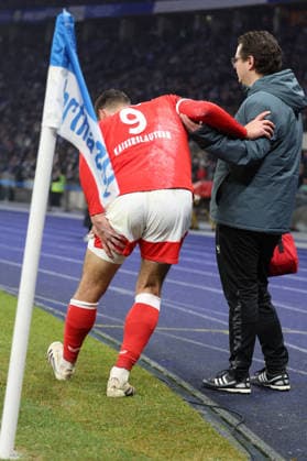 02 12 2025, xrekx, Fußball DFB Pokal 1 8 Finale, Hertha BSC Berlin 1 FC Kaiserslautern v l Ivan Prtajin 1 FC Kaiserslautern verletzt, Verletzung, Schmerz, Schmerzen, injured, injury, pain, pains Auswechslung DFL DFB REGULATIONS PROHIBIT ANY USE OF PHOTOGRAPHS as IMAGE SEQUENCES and or QUASI VIDEO Berlin