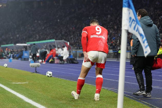 02 12 2025, xrekx, Fußball DFB Pokal 1 8 Finale, Hertha BSC Berlin 1 FC Kaiserslautern v l Ivan Prtajin 1 FC Kaiserslautern verletzt, Verletzung, Schmerz, Schmerzen, injured, injury, pain, pains Auswechslung DFL DFB REGULATIONS PROHIBIT ANY USE OF PHOTOGRAPHS as IMAGE SEQUENCES and or QUASI VIDEO Berlin