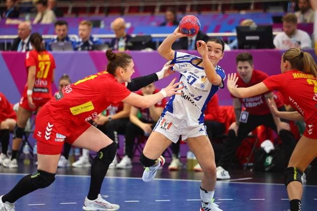 Elin Klara Thorkelsdottir Iceland in a duel with Ivana Godec Montenegro, left and Anastasija Marsenic Montenegro Iceland vs Montenegro, Handball, Womens World Championship, 02 12 2025 Iceland vs Montenegro, Handball, Womens World Championship, 02 12 2025 Dortmund Copyright: xEibner-Pressefotox EP_RWS