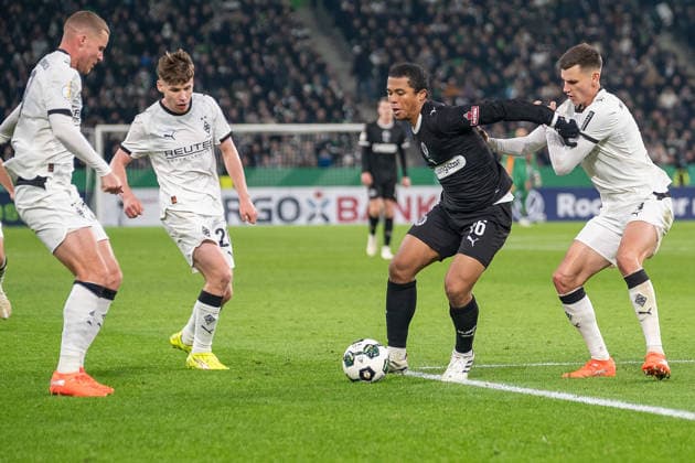 02 12 2025, Football DFB Cup, Season 2025 2026, Round of 16, Borussia Moenchengladbach vs FC St Pauli at Borussia Park in Moenchengladbach duel between Joel Chima Fujita FC St Pauli, 16 and Yannik Engelhardt Borussia Moenchengladbach, 06 Nico Elvedi Borussia Moenchengladbach, 30 and Lukas Ullrich Borussia Moenchengladbach, 26 Important note In accordance with the regulations of the DFL German Football League and the DFB German Football Association, it is prohibited to use or have used photographs taken in the stadium or of the match in the form of sequential images or video-like photo series Foto Kirchner Media Thomas Haesler Copyright: xKirchner-Media ThomasxHaeslerx