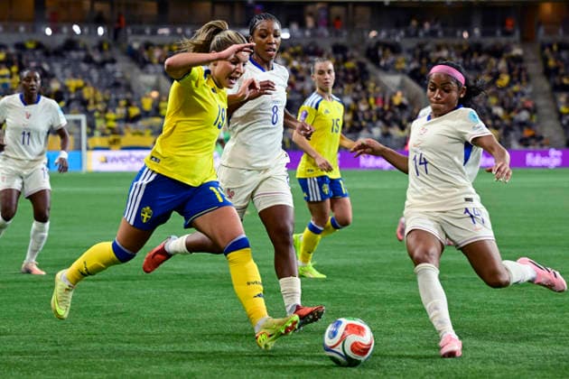 STOCKHOLM, SWEDEN 20251202 Swedens Johanna Rytting Kaneryd and Frances Perle Morroni during the Nations League bronze medal match between Sweden and France at 3Arena on Tuesday evening STOCKHOLM SWEDEN x10030x  Copyright: xJonasxEkströmer TTx NATIONS LEAGUE SVERIGE-FRANKRIKE