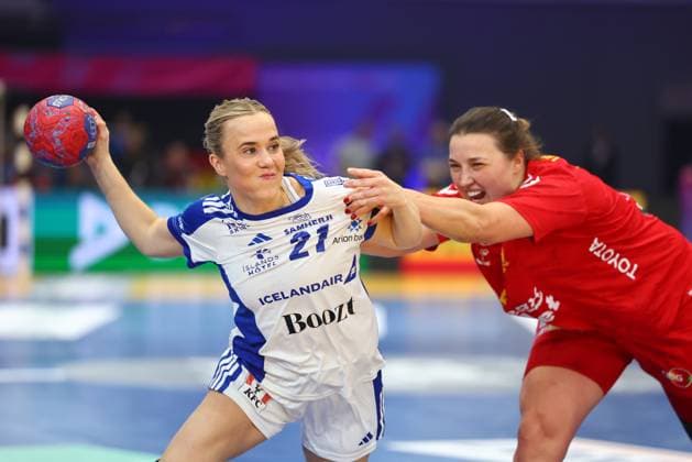 Sandra Erlingsdottir Iceland in duel with Durdina Jaukovic Montenegro Iceland vs Montenegro, Handball, Womens World Championship, 02 12 2025 Iceland vs Montenegro, Handball, Womens World Championship, 02 12 2025 Dortmund Copyright: xEibner-Pressefotox EP_RWS