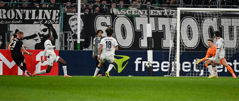Louis Oppie Pauli 23 scores the goal for 1 2 02 12 2025 Soccer Borussia Moenchengladbach vs FC St Pauli, Borussia Park, Moenchengladbach, DFB DFL REGULATIONS PROHIBIT ANY USE OF PHOTOGRAPHS AS IMAGE SEQUENCES AND OR QUASI VIDEO Copyright: xpepphotox xHorstxMauelshagenx pep00321, pep_20251202_hm_218972