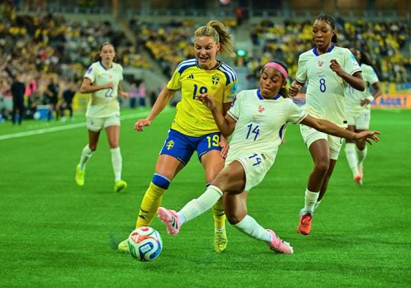 Johanna Rytting Kaneryd (19 Sweden) and Perle Morroni (14 France) in a battle for the ball during the UEFA Nations League game on December 2nd 2025 between Sweden and France at Stockholm Arena in Stockholm, Sweden Copyright: xPeterxSonander SPPx Sportspressphoto_SPR69033