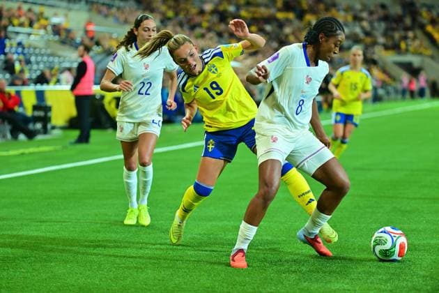 Johanna Rytting Kaneryd (19 Sweden) and Grace Geyoro (8 France) in a battle for the ball during the UEFA Nations League game on December 2nd 2025 between Sweden and France at Stockholm Arena in Stockholm, Sweden Copyright: xPeterxSonander SPPx Sportspressphoto_SPR69035