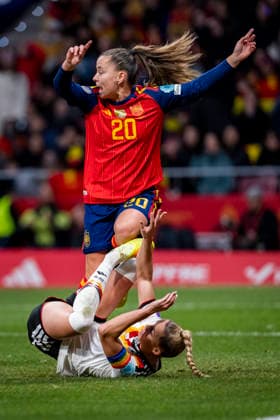 Spain v Germany - UEFA Women s Nations League 2025 Final Second Leg Claudia Pina of Spain (R) is in action against Giulia Gwinn of Germany (L) during the UEFA Women s Nations League 2025 final second leg match between Spain and Germany at Estadio Riyadh Air Metropolitano on December 2, 2025 in Madrid, Spain. Madrid Estadio Riyadh Air Metropolitano Madrid Spain Copyright: xAlbertoxGardinx AGardin_20251202_Foot_Women_Spain_Germany_0473