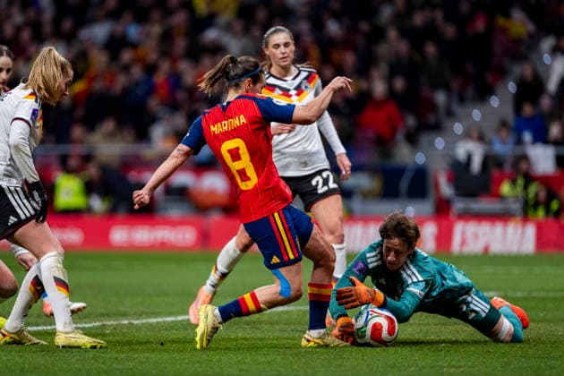 Spain v Germany - UEFA Women s Nations League 2025 Final Second Leg Mariona Caldentey of Spain (L) is in action against Ann-Katrin Berger of Germany (R) during the UEFA Women s Nations League 2025 final second leg match between Spain and Germany at Estadio Riyadh Air Metropolitano on December 2, 2025 in Madrid, Spain. Madrid Estadio Riyadh Air Metropolitano Madrid Spain Copyright: xAlbertoxGardinx AGardin_20251202_Foot_Women_Spain_Germany_0479