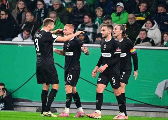 02 12 2025 Moenchengladbach Fußball, Herren, Saison 2025 2026, DFB Pokal, Achtelfinale Borussia Moenchengladbach vs FC St Pauli DFL regulations prohibit any use of photographs as image sequences and or quasi video Borussia Park NRW Germany
