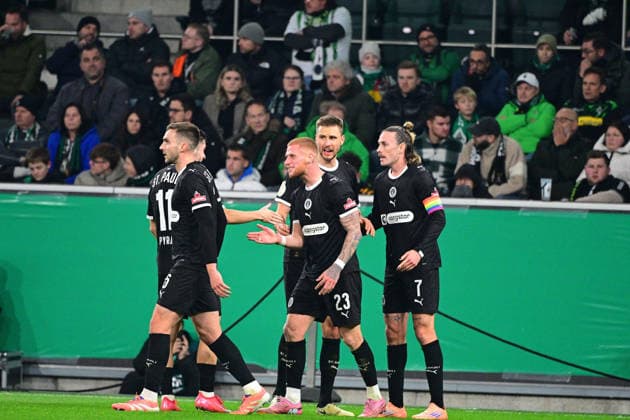 02 12 2025 Moenchengladbach Fußball, Herren, Saison 2025 2026, DFB Pokal, Achtelfinale Borussia Moenchengladbach vs FC St Pauli Torjubel St Pauli nach dem Tor zum 1 2, 23 Torschuetze Louis Oppie St Pauli DFL regulations prohibit any use of photographs as image sequences and or quasi video Borussia Park NRW Deutschland