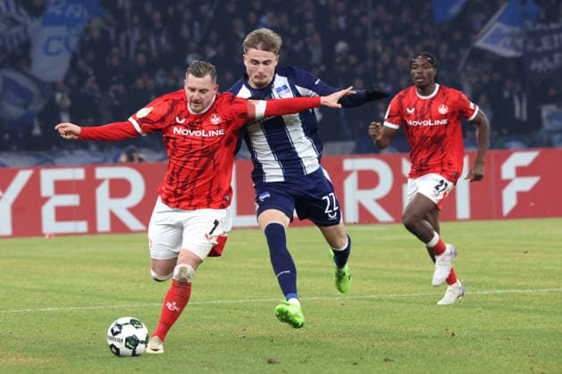 DEU, DFB Pokal, Hertha BSC vs 1 FC Kaiserslautern, 02 12 2025, Berliner Olympiastadion, Berlin, DEU, DFB Pokal, Hertha BSC vs 1 FC Kaiserslautern, im Bild Marten Winkler Hertha BSC Berlin 22 , Marlon Ritter 1 FC Kaiserslautern 7 DFL regulations prohibit any use of Photographs as image sequences and or quasi video nordphotoxGmbHx xEngler nph00076