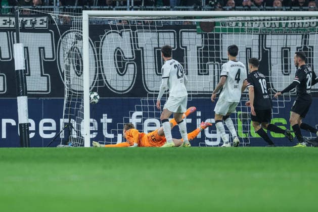 Soccer DFB Pokal Round of 16 Borussia Mönchengladbach FC St Pauli on 02 12 2025 at Borussia Park in Mönchengladbach Louis Oppie St Pauli scores the 1 2 DFB regulations prohibit any use of photographs as image sequences and or quasi video xJRx