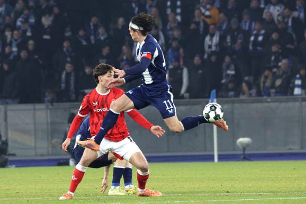 DEU, DFB Pokal, Hertha BSC vs 1 FC Kaiserslautern, 02 12 2025, Berliner Olympiastadion, Berlin, DEU, DFB Pokal, Hertha BSC vs 1 FC Kaiserslautern, im Bild Fabian Reese Hertha BSC Berlin 11 , Leon Robinson 1 FC Kaiserslautern 37 DFL regulations prohibit any use of Photographs as image sequences and or quasi video nordphotoxGmbHx xEngler nph00076