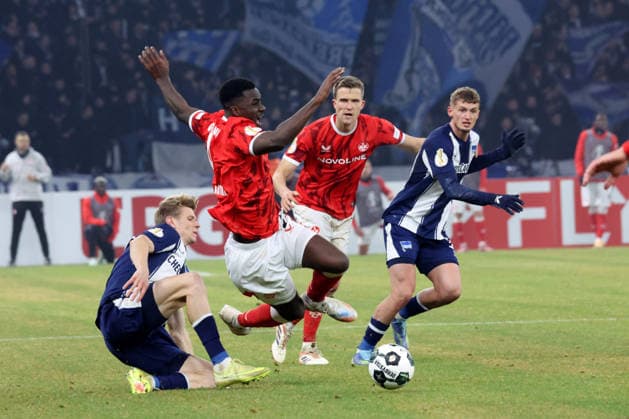 DEU, DFB Pokal, Hertha BSC vs 1 FC Kaiserslautern, 02 12 2025, Berliner Olympiastadion, Berlin, DEU, DFB Pokal, Hertha BSC vs 1 FC Kaiserslautern, im Bild Luca Schuler Hertha BSC Berlin 18 , Michael Cuisance Hertha BSC Berlin 10 , MAXWELL GYAMFI 1 FC Kaiserslautern 4 , FABIAN KUNZE 1 FC Kaiserslautern 6 DFL regulations prohibit any use of Photographs as image sequences and or quasi video nordphotoxGmbHx xEngler nph00076