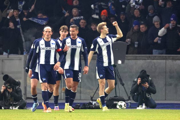 DEU, DFB Pokal, Hertha BSC vs 1 FC Kaiserslautern, 02 12 2025, Berliner Olympiastadion, Berlin, DEU, DFB Pokal, Hertha BSC vs 1 FC Kaiserslautern, im Bild 4 1 durch Luca Schuler Hertha BSC Berlin 18 , Hertha Spielerkreis DFL regulations prohibit any use of Photographs as image sequences and or quasi video nordphotoxGmbHx xEngler nph00076