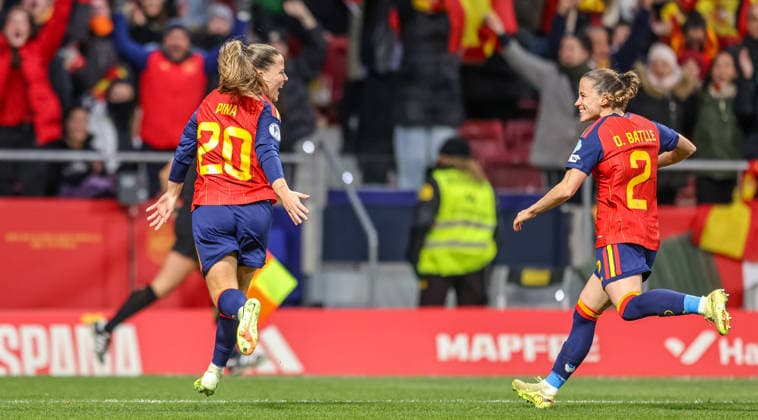 ESP, Madrid, Spain vs Germany, international match, football, UEFA, 2025 2026 season, Womens Nations League, Riyadh Air Metropolitano, final in picture v l ClÃ udia Pina Spain 20 scores the goal for 1 0, cheering with Ona Batlle Spain 2 DFB DFL REGULATIONS PROHIBIT ANY USE OF PHOTOGRAPHS AS IMAGE SEQUENCES AND OR QUASI VIDEO, 02 12 2025 Copyright: HMBxMedia HendrikxHamelau