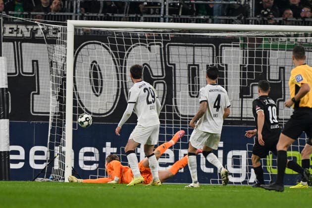 Moritz Nicolas Moenchengladbach 33 cannot hold Louis Oppie Pauli 23s shot for 1 2 02 12 2025 Soccer Borussia Moenchengladbach vs FC St Pauli, Borussia Park, Moenchengladbach, DFB DFL REGULATIONS PROHIBIT ANY USE OF PHOTOGRAPHS AS IMAGE SEQUENCES AND OR QUASI VIDEO Copyright: xpepphotox xHorstxMauelshagenx pep00321, pep_20251202_hm_218984