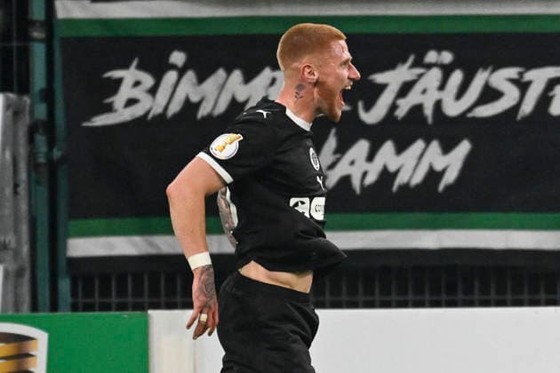 Louis Oppie Pauli 23 cheers after scoring 1 2 02 12 2025 Soccer Borussia Moenchengladbach vs FC St Pauli, Borussia Park, Moenchengladbach, DFB DFL REGULATIONS PROHIBIT ANY USE OF PHOTOGRAPHS AS IMAGE SEQUENCES AND OR QUASI VIDEO Copyright: xpepphotox xHorstxMauelshagenx pep00321, pep_20251202_hm_219006
