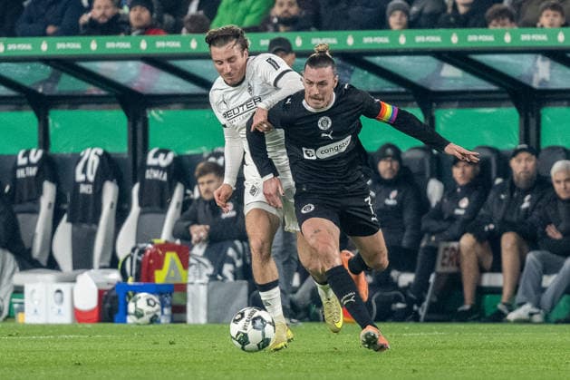 02 12 2025, Football DFB Cup, Season 2025 2026, Round of 16, Borussia Moenchengladbach vs FC St Pauli at Borussia Park in Moenchengladbach duel between Rocco Reitz Borussia Monechengladbach, 27 and Jackson Irvine FC St Pauli, 07 Important note In accordance with the regulations of the DFL German Football League and the DFB German Football Association, it is prohibited to utilize or have utilized photographs taken in the stadium or of the match in the form of sequential images or video-like photo series Foto Kirchner Media Thomas Haesler Copyright: xKirchner-Media ThomasxHaeslerx