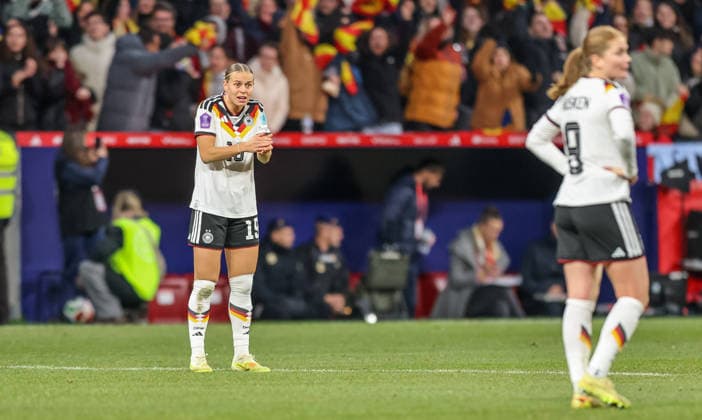 ESP, Madrid, Spain vs Germany, international match, football, UEFA, 2025 2026 season, Womens Nations League, Riyadh Air Metropolitano, final in picture v l Klara Bühl Germany 19 , disappointment, Sjoeke Nüsken Germany 9 DFB DFL REGULATIONS PROHIBIT ANY USE OF PHOTOGRAPHS AS IMAGE SEQUENCES AND OR QUASI VIDEO, 02 12 2025 Copyright: HMBxMedia HendrikxHamelau