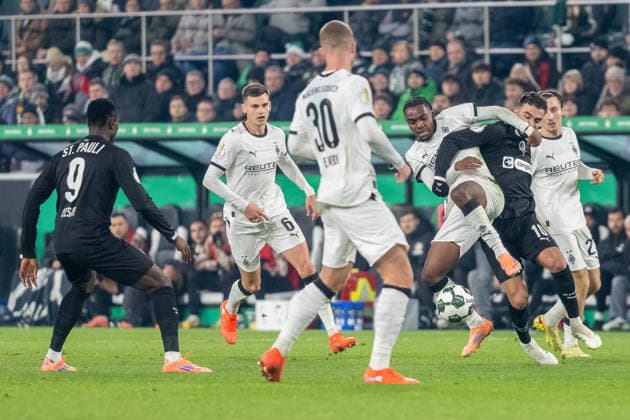 02 12 2025, Football DFB Cup, Season 2025 2026, Round of 16, Borussia Moenchengladbach vs FC St Pauli at Borussia Park in Moenchengladbach duel between Charles Herrmann Borussia Moenchengladbach, 34 and Danel Sinani FC St Pauli, 10 Important note In accordance with the regulations of the DFL German Football League and the DFB German Football Association, it is prohibited to utilize or have utilized photographs taken in the stadium and or of the match in the form of sequential images and or video-like photo series Foto Kirchner Media Thomas Haesler Copyright: xKirchner-Media ThomasxHaeslerx