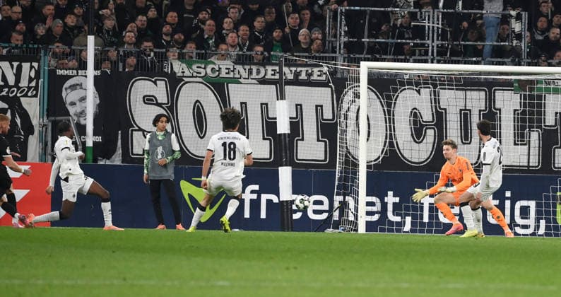 Louis Oppie FC St Pauli , left, scores against goalkeeper Moritz Nicolas Borussia Moenchengladbach the goal to 1 2 02 12 2025, Football DFB Pokal, Season 2025 2026, Round of 16, Borussia Mönchengladbach FC St Pauli DFB regulations prohibit any use of photographs as image sequences and or quasi video Moenchengladbach Borussia Park Nordrhein Westfalen Germany Team2