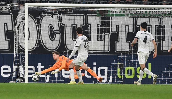 Louis Oppie FC St Pauli , not in the picture, scores the goal against goalkeeper Moritz Nicolas Borussia Moenchengladbach 1 2 02 12 2025, Football DFB Pokal, Season 2025 2026, Round of 16, Borussia Mönchengladbach FC St Pauli DFB regulations prohibit any use of photographs as image sequences and or quasi video Moenchengladbach Borussia Park Nordrhein Westfalen Germany Team2