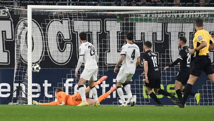 Louis Oppie FC St Pauli , not in the picture, scores the goal against goalkeeper Moritz Nicolas Borussia Moenchengladbach 1 2 02 12 2025, Football DFB Pokal, Season 2025 2026, Round of 16, Borussia Mönchengladbach FC St Pauli DFB regulations prohibit any use of photographs as image sequences and or quasi video Moenchengladbach Borussia Park Nordrhein Westfalen Germany Team2