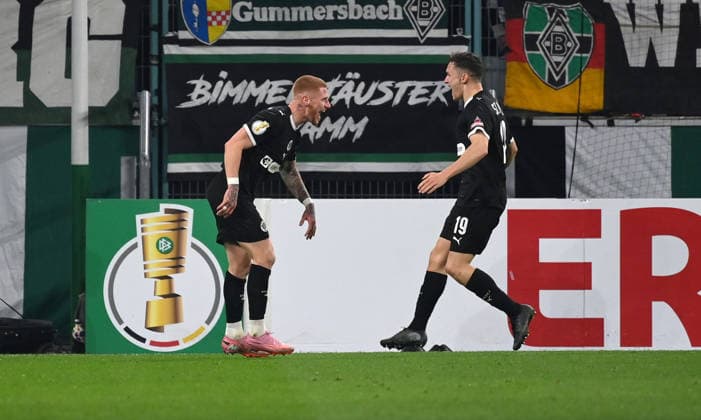 Jubel 1 2 Louis Oppie FC St Pauli , Martijn Kaars FC St Pauli , v li 02 12 2025, Fußball DFB Pokal, Saison 2025 2026, Achtelfinale, Borussia Mönchengladbach FC St Pauli DFB regulations prohibit any use of photographs as image sequences and or quasi video Moenchengladbach Borussia Park Nordrhein Westfalen Germany Team2