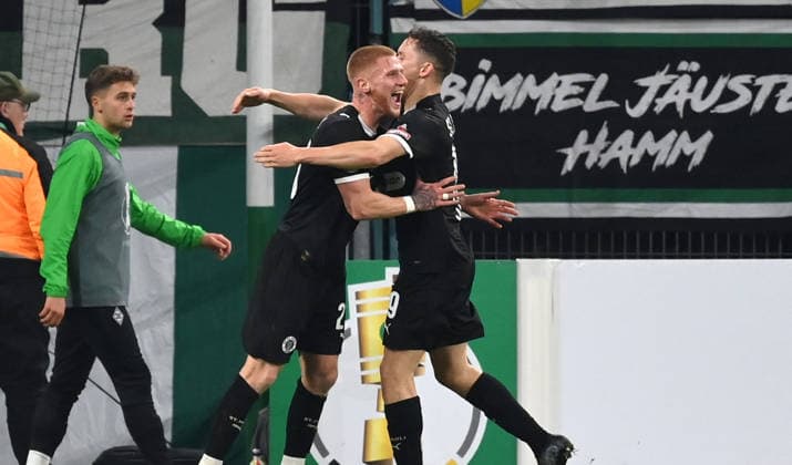 Jubel 1 2 Louis Oppie FC St Pauli , Martijn Kaars FC St Pauli , v li 02 12 2025, Fußball DFB Pokal, Saison 2025 2026, Achtelfinale, Borussia Mönchengladbach FC St Pauli DFB regulations prohibit any use of photographs as image sequences and or quasi video Moenchengladbach Borussia Park Nordrhein Westfalen Germany Team2