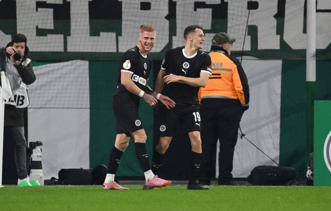 Jubel 1 2 Louis Oppie FC St Pauli , Martijn Kaars FC St Pauli , v li 02 12 2025, Fußball DFB Pokal, Saison 2025 2026, Achtelfinale, Borussia Mönchengladbach FC St Pauli DFB regulations prohibit any use of photographs as image sequences and or quasi video Moenchengladbach Borussia Park Nordrhein Westfalen Germany Team2