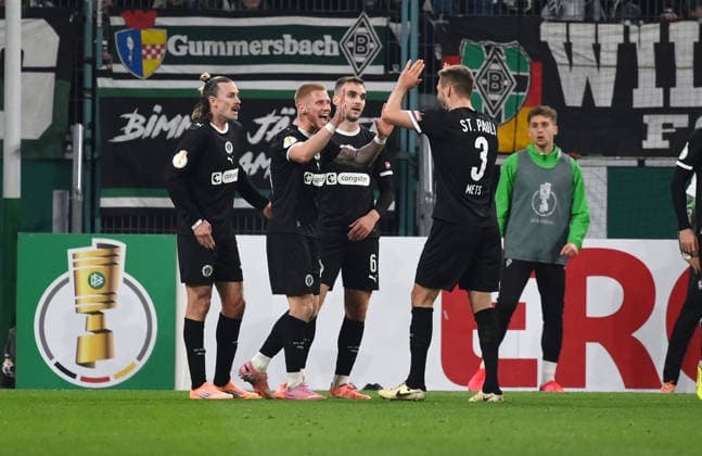 Jubel 1 2, v li , Jackson Irvine FC St Pauli , Louis Oppie FC St Pauli , James Sands FC St Pauli , Karol Mets FC St Pauli 02 12 2025, Fußball DFB Pokal, Saison 2025 2026, Achtelfinale, Borussia Mönchengladbach FC St Pauli DFB regulations prohibit any use of photographs as image sequences and or quasi video Moenchengladbach Borussia Park Nordrhein Westfalen Deutschland Team2