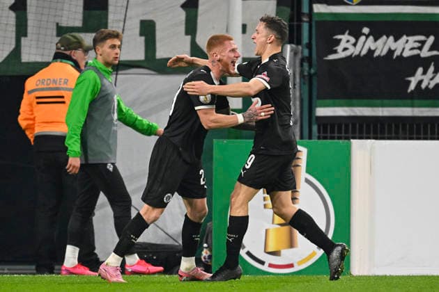 Louis Oppie Pauli 23 cheers after scoring 1 2 with Martijn Kaars Pauli 19 02 12 2025 Soccer Borussia Moenchengladbach vs FC St Pauli, Borussia Park, Moenchengladbach, DFB DFL REGULATIONS PROHIBIT ANY USE OF PHOTOGRAPHS AS IMAGE SEQUENCES AND OR QUASI VIDEO Copyright: xpepphotox xHorstxMauelshagenx pep00321, pep_20251202_hm_219014