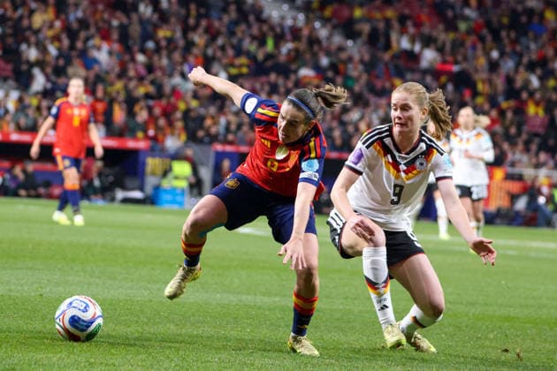 Madrid, Germany 02 December 2025 UEFA Nations League Women Final Second Round 2025 Spain vs Germany In the picture from left in the duel Mariona Caldentey Spain and Sjoeke Nüsken Nuesklen Germany Riyadh Air Metropolitano Copyright: xFotostandx xFantinix
